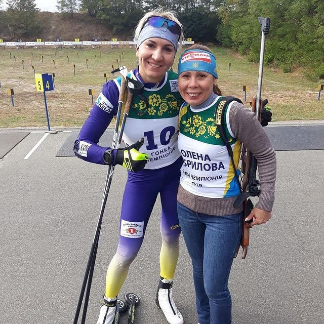 PIDHRUSHNA Olena, Впізнали?
Так, це Олена Зубрілова. Чемпіонка світу з біатлону.
Хто б міг подумати, що більше 20 років тому, побачивши її по телевізору, почнеться моя історія у біатлоні.
Пригадую як маленькою побачила по телевізору змагання з біатлону. Вони мені дуже сподобались. Тоді якраз виступала Олена Зубрилова. І досі пам’ятаю, що в один день вона фінішувала другою, а на наступний — перемогла. А через деякий час до моєї школи зайшов тренер, який шукав бажаючих займатися біатлоном. Я довго не роздумувала — отак десь із п’ятого класу потрапила у спорт.
#біатлон #біатлонукраїни #зубрилова #biathlon #ukraine #biathlonworld #biathlonfamily #biathlonlife #чемпіони #історіяжиття #підгрушна #спорт #sport