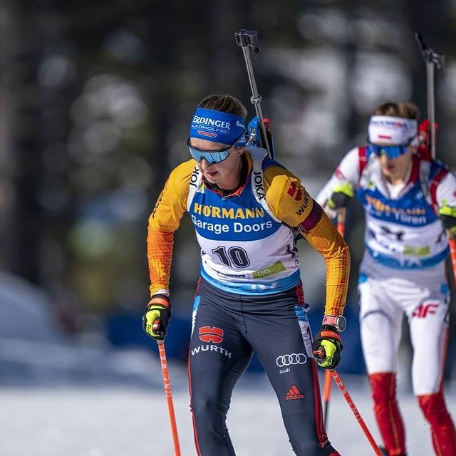 PREUSS Franziska, 12 Tage 7 Wettkämpfe. Die WM auf der Pokljuka ist zu Ende. Platz 5,6,7,8 in den Einzelrennen und eine 🥈der Staffel ist im Gepäck. Leider wurde der Traum einer weiteren Einzelmedaille knapp nicht erfüllt, aber ich gebe mich nicht geschlagen. Die Motivation und das Ziel für nächstes Jahr steht fest! 😃 @hauser_lisa - für mich bist du die WM-Königin 2021 👏🏼! #teamerdingeralkoholfrei #somfy #huberundsohn #jokasportiv #polar #zollskiteam