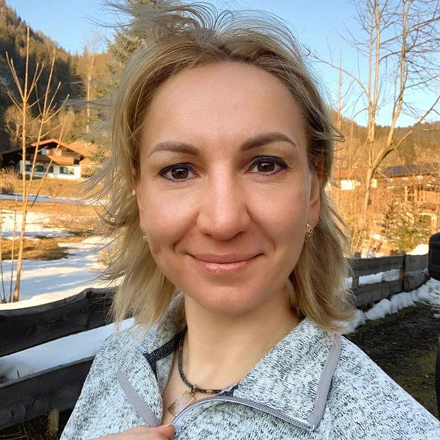 PIDHRUSHNA Olena, В дитинстві швидко хотілось подорослішати.
І фарбування волосся (батьки не дозволяли) було наче сходинкою до самостійності. От в 9 класі я вперше «дозволила» собі це зробити. Лише на 1-2 тони світліше мого власного (щоб батьки не помітили 😁🤭 Але мені це було важливо.
Так і почалась історія зміни кольорів, стрижок та зачісок.
Я рано почала сивіти, тому з часом перестала почувати вину за фарбу на волоссі (тато любить натуральну красу).
За весь цей час я змінювалась... Від світлого перейшла у «смужечку», далі фіолетове, каштанове, та знову колорування (3 кольори одночасно), а інколи ще й кучеряве.
Люблю зміни. Тому і бачити себе різну у дзеркалі теж було цікаво.
Та час йде, і вітер в голові теж проходить 😅
Потрапивши у міністерство, я слідувала дрес-коду (і зачіска була не винятком). Все було по правилам, стримано без експериментів 🤷♀️
Тому повернувшись у спорт, стала кучерявою 😂 (була схожа на француженку).
А після розлучення і зовсім кардинально все змінила.
Найкоротша стрижка і чистий блонд 🙄😜 Це був виклик самій собі)))
З тих пір я світленька, але від коротких стрижок наразі відмовилась 🥰
Життя цікаве, мінливе... Чому б не йти у ногу зі змінами?)))