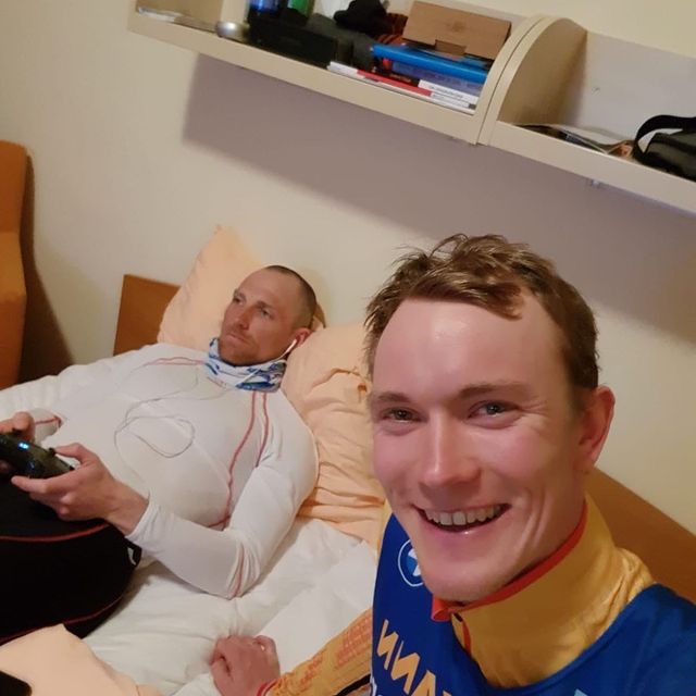 DOLL Benedikt, Puh was ein hartes Rennen heute wieder! Rang 8 mit nur 15 Sekunden auf Platz 1. Die Weltspitze ist sowas von eng zusammen! Ich werde es weiter versuchen aufs Podium zu kommen! Für heute sind wir „over and out“! Danke fürs mitfiebern!
#overandout #timeforplaystation