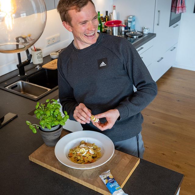 DOLL Benedikt, Werbung: Pasta-Party! Es gibt doch nichts Besseres als eine gute Portion Nudeln kurz vor dem Wettkampf. Als eiweißreiches Topping nehme ich gerne den Quäse Snack Pur. Der hat 30 % Protein und nur 0,5 % Fett. Und er ist sogar laktosefrei*. Für Pasta à la Benni einfach Gemüse nach Wahl in Olivenöl und Knoblauch andünsten, mit etwas Weißwein und Sahne ablöschen, mit Salz und Pfeffer würzen und mit Quäse toppen. Wer hat Hunger?
#quäse #fitfood #vieleiweisswenigfett #lowfat
--
Habt ihr gewusst: *Quäse ist von Natur aus laktosefrei. Restlaktosegehalt: <0,1 g / 100 g