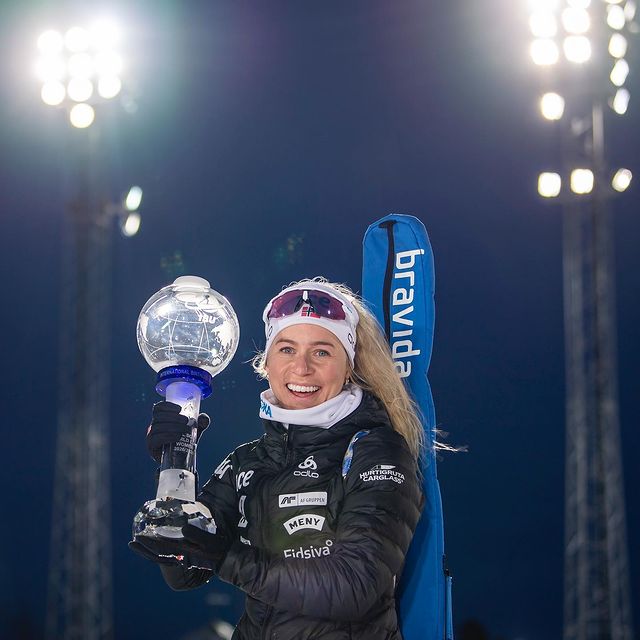 ECKHOFF Tiril, Å vinne World Cup sammenlagt har vært en barndomsdrøm for meg🤗Det har vært et utfordrende år for alle, og vi utøvere er heldige som har fått lov å konkurrere. Tusen takk til alle som har heiet og sendt meg meldinger. Det setter jeg veldig stor pris på.
Dette hadde ikke vært mulig uten de fantastiske menneskene jeg reiser på tur med året rundt. Lagkamerater, trenere, smørere og resten av støtteapparatet @skiskytterlandslaget .
Familien min har stått bak meg i tykt og tynt. Uten dere hadde jeg ikke klart dette. Arne, Berit og Vegard, dere har også hjulpet meg mye. Takk!
Tusen takk også til mine samarbeidspartnere @sandnesgarn @bravidanorge @ice.no @hokaoneone @fischernordic @onewaysport @oakleyskiing @bmwnorge og @kinetixx_sports. Dere støtter meg i både medgang og motgang.
Jeg vil også gi @ibu_biathlonworld en stor takk. Dere har fått til å arrangere World Cup på en trygg måte i en krevende sesong.
Så tilslutt en takk til @k_voigt_fotografie som har tatt fantastiske bilder gjennom hele sesongen 🙏