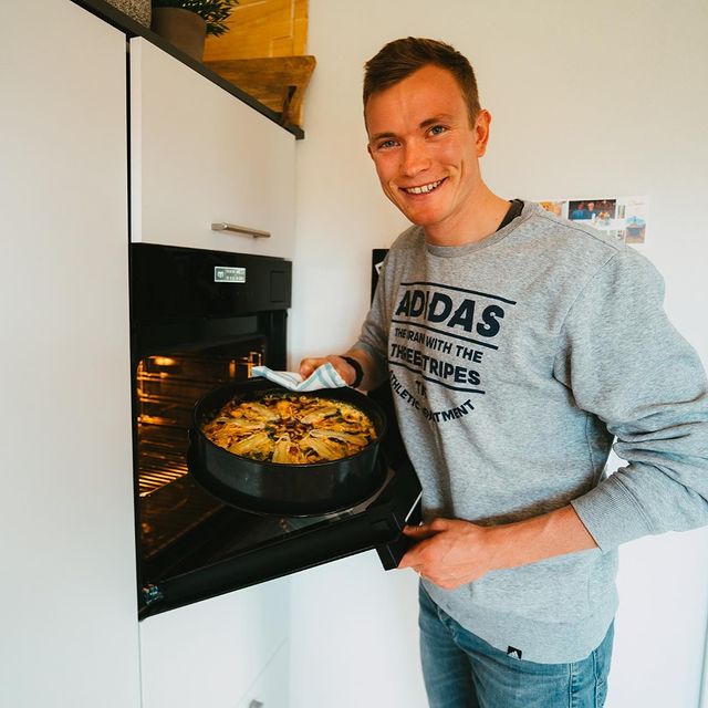 DOLL Benedikt, Werbung - Ich als Schwarzwälder liebe deftiges Essen und das gönne ich mir nach den ganzen Wettkämpfen. Für traditionelle Genießer wie mich gibt es von Quäse den Rustica in den Sorten Grüner Pfeffer und Würzig. Damit gibt‘s jetzt eine herzhafte Quiche!
Den Link zum Rezept findet ihr in meiner Bio.
#quäse #fitfood #vieleiweisswenigfett #schwarzwaldlust