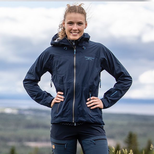 OEBERG Hanna, Här ser ni några av mina favoritplagg från @swedemount . Jag kan verkligen rekommendera skaljackan Himalaya och friluftsbyxorna Lofoten eller Nordkap. Kläderna håller hög kvalitet och är riktigt prisvärda. Jag har själv i stort sett nästan bott i Swedemounts outdoor-kläder senaste veckorna då jag spenderat mycket tid på fjället eller myst hemma.
Just nu har @swedemount dessutom outdoor-vecka och med koden ”hanna15” får ni 15% rabatt på de röda priserna på hemsidan. Länk dit finner ni i min bio! Koden gäller till 26/4.
Missa inte detta!👊🏼😄
