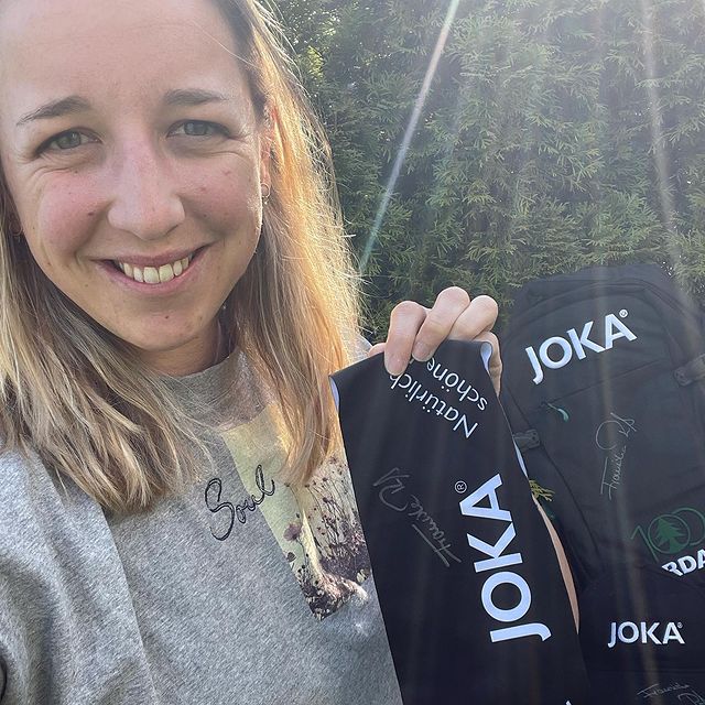 PREUSS Franziska, Hallo liebe Fans,
nach dem Ende einer langen und erfolgreichen Saison wollte ich mich herzlich für Eure tolle Unterstützung in diesem Winter bedanken 🙏🏼 Deshalb verlose ich zusammen mit meinem Partner JOKA ein paar handsignierte Preise 🖊 Ihr müsst nur die folgende Gewinnspiel-Frage richtig beantworten und schon könnt Ihr gewinnen. >> Was findet ihr im Sortiment meines Partners JOKA? << Schreibt einfach die richtige Antwort als Kommentar bis zum 04.05.2021 darunter und mit etwas Glück seid Ihr einer der Gewinner, die unter den richtigen Antworten ausgelost werden. Kleiner Tipp: unter www.joka.de findet Ihr sicher die Antwort... ;-) Viel Glück 🍀 Eure Franzi!
Der Rechtsweg ist ausgeschlossen! #jokasportiv #gewinnspiel #werbung