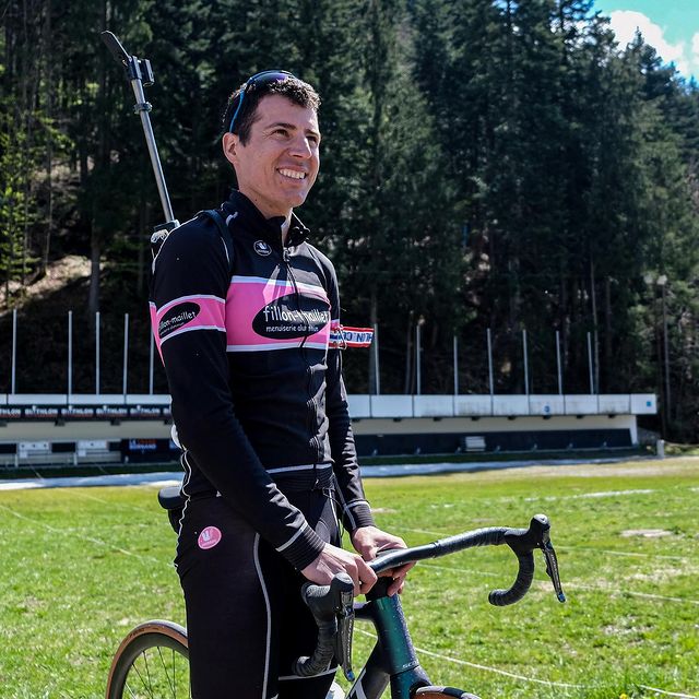 FILLON MAILLET Quentin, Vélo ou biathlon ?
Aujourd’hui, ce sera... ski de fond
.
.
@fischernordic @juraflore @julbo_eyewear @onewaysport @comptoir_de_l_ours_jura @viessmann_sport @garage_des_sports #biathlon #biathlonfamily #biathlonworld
📸 @ypmedias