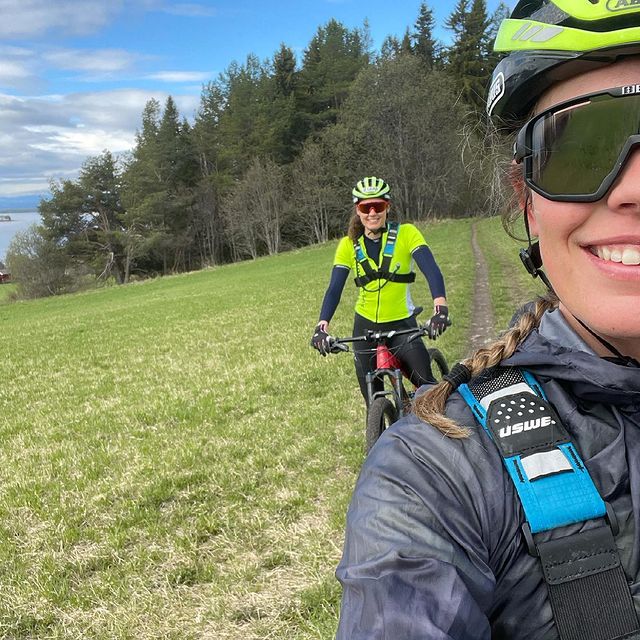 OEBERG Hanna, MTB-premiär, fick slita för att hänga med junior🥵