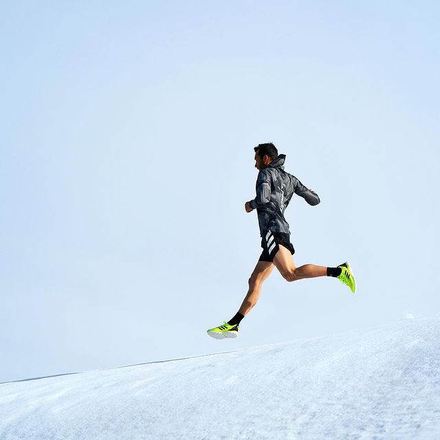 FOURCADE Martin, Ce matin j’ai eu un appel de @mariedorinhabertofficiel qui voulait que je l’accompagne pour faire 3x15 minutes au seuil en course à pied! 💨
Me demandez pas pourquoi j’ai dit oui 😅! C’était chouette! 🤪
📷 non contractuelle @philippe.millereau pour @adidasterrex