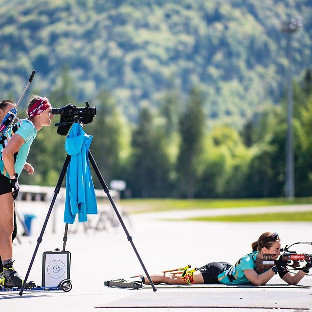 HERRMANN Denise, Der Sniper Queen von Antholz über die Schulter schauen.. 🎯🧐
Das Training ist in unserem “Wohnzimmer”, der Chiemgau Arena, in vollem Gange. 💙
Foto: @k_voigt_fotografie