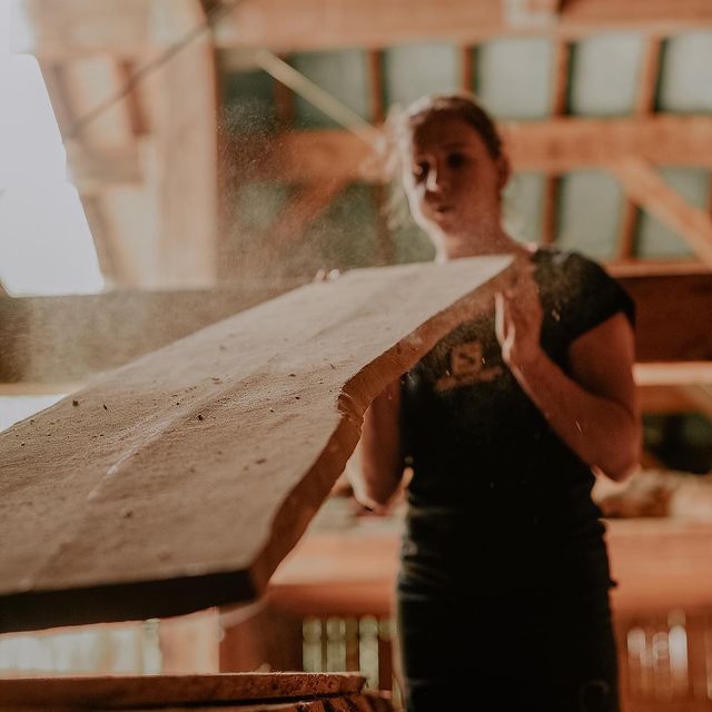 SIMON Julia, Je range les skis et la carabine le temps d’une journée pour retrouver mes machines à bois 🪚⚒️
📸 @dans_les_yeux_delsa