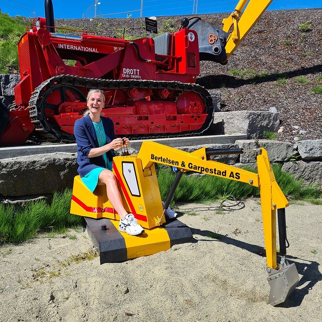 ROEISELAND Marte Olsbu, Sommerjobb 👷♀️ Bare ring om du trenger hjelp med sandslottet i sommer 🏰