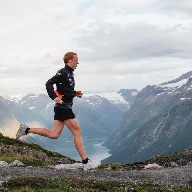 BOE Johannes Thingnes, På veg til verdens ende for å hente vatn🏃🏼♂️🗺
God helg til deg, uansett kor du er på veg👋🏼 #askeladden #visitnorway #drinkwater
📸: @connorbryanphoto / @wordupprojects for @yxnorge