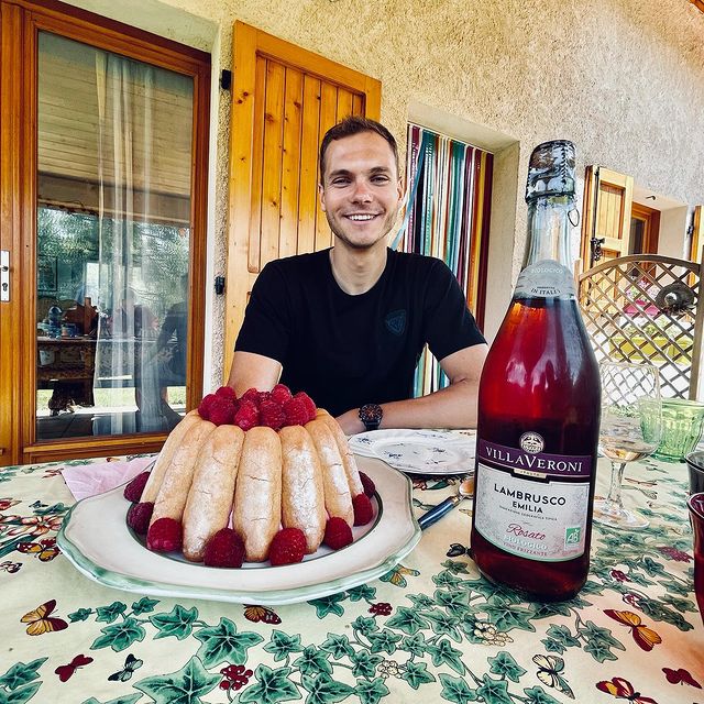 JACQUELIN Emilien, 26 ans ! 🎂
Sa famille et un gros gâteau , les deux plus beaux cadeaux ❤️
Merci à tous pour vos messages 🥳