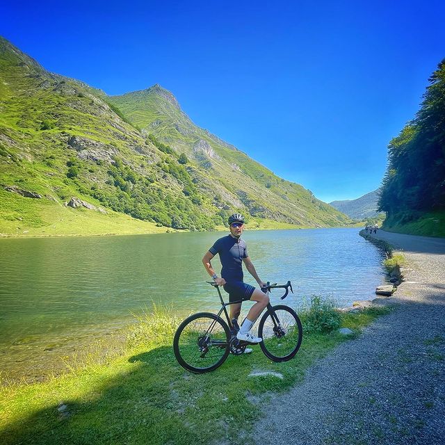 FOURCADE Martin, Ca sent l’été. Flâner à l’ombre à l’abri du parasol près de la piscine 😜