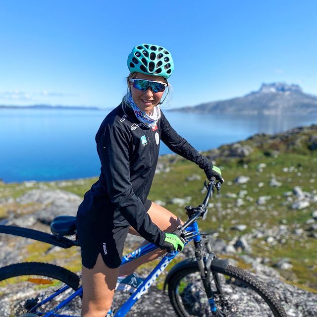 SLETTEMARK Ukaleq Astri, Dagens Sermitsiaq og en eller anden cyklist i forgrunden⛰🤷🏼♀️ Tak til @pikkorisport for lån af cykler🤝
.
#Reklame #EliteSportGreenland #GoForIt #PolarSeafood #PolarSeafoodGreenland #RostedGulve #RostedGulveApS #NillerRask #BedreNætter #BedreNaetter #BlueWaterShipping #BlueWaterGreenland #Madshus #SeriouslyFast #Redline3.0 #PikkoriSport #High5SportsNutrition #WorldOfFusion