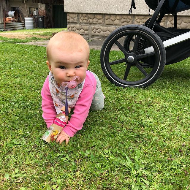 VITKOVA Veronika, Deka je zbytecna,na trave je lip a hlavne je pry cas svaciny😉@babybio_czsk