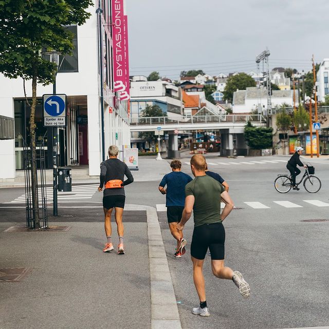 BOE Johannes Thingnes, Dagens løpeøkt gikk rundt planetstien i Sandnes🏃🏼♂️ God stemning blant gutta boys på landslaget! 👊🏼
God stemning var det også på lunsj i dag, der @nikolaikroken og @j3fuglem har sin Drømmedag med @motnorge 🌟 Dei fikk seg litt «landslagstæsj» og skal følge med oss ringside under løpet i kveld🙌🏼 Det var hyggelig å bli kjent, Johannes og Nikolai!👏🏼 @motnorge @yxnorge @skiskytterlandslaget
📸: @wordupprojects / @hstenerud