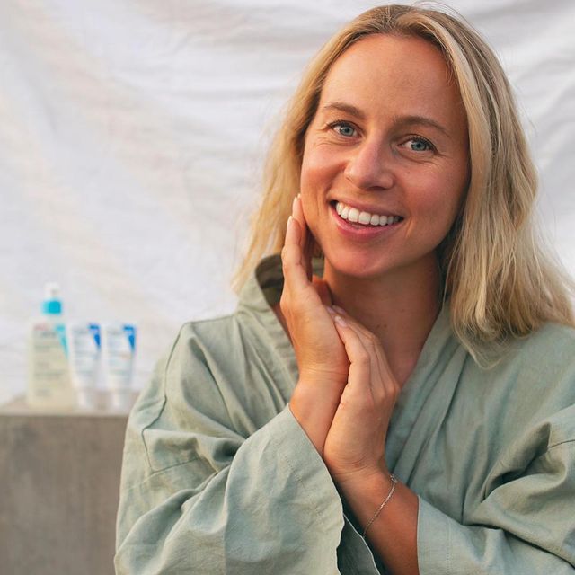ECKHOFF Tiril, Reklame for CeraVe.
Etter et pandemi år med munnbind har jeg slitt ekstremt med sensitiv, tørr og nuppete hud😷Jeg ble anbefalt CeraVe og ga det et forsøk. Jeg har testet fryktelig mye ansiktsprodukter og brukt altfor mye penger på det 😅, redningen min har blitt rens og hudproduktene til @ceravenordic. Favoritten min er SA Smoothing cleanseren med ceramider, salisylsyre & hyaluronsyre. SA Smoothing cleanseren renser huden min, uten å ødelegge hudens naturlige barriere. I tillegg er denne rensen uten parfyme, hypoallergen og tetter ikke porene. Jeg avslutter hudpleierutinen min med å fukte ansiktet mitt med CeraVe's Facial Moisturising Lotion. Ekstra pluss at det er spf 25 i den og😌 Takk @ceravenordic for at dere har hjulpet meg og min hud🙏 Dette er reklame, men også en genuin anbefaling til deg som sliter med tørr og nuppete hud, enten det er på kroppen eller i ansiktet. Jeg vet hvordan det er 💛
#CeraVe #DevelopedWithDerms