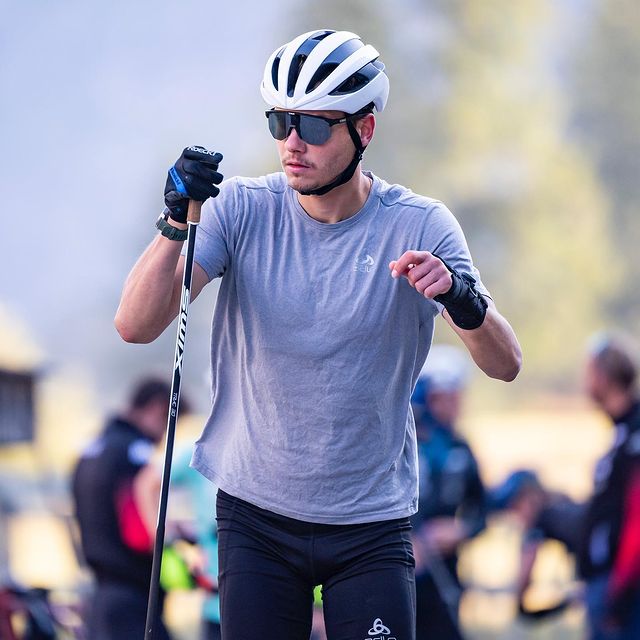 JACQUELIN Emilien, S’entraîner c'est bien, mais il faut aussi savoir rester prudent !
Le risque est toujours présent d'aggraver la situation si je retombe sur le poignet.
Le coach, le staff et les kinés travaillent tous main dans la main pour que je travaille dans les meilleures conditions. Un grand merci à eux ❤️
Le stage se passe bien, les sensations sont bonnes, le travail en altitude continue !
Rester focus, confiant, et ne rien lâcher !
Merci à tous pour votre soutien qui m’aide à rester motivé !
📷 @k_voigt_fotografie
