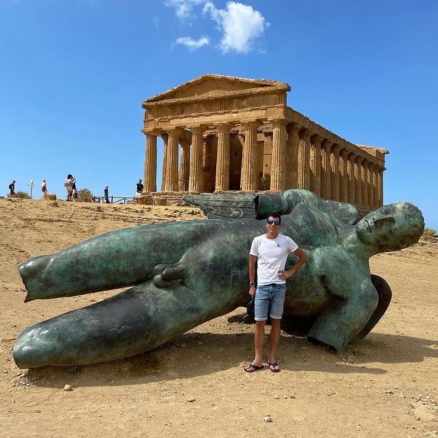 FILLON MAILLET Quentin, Dernière pause avant la saison. ☀️🔜❄️
On se sent tout petit face à des monuments de plus de 2 400ans qui traversent l’histoire... 🏛🇮🇹