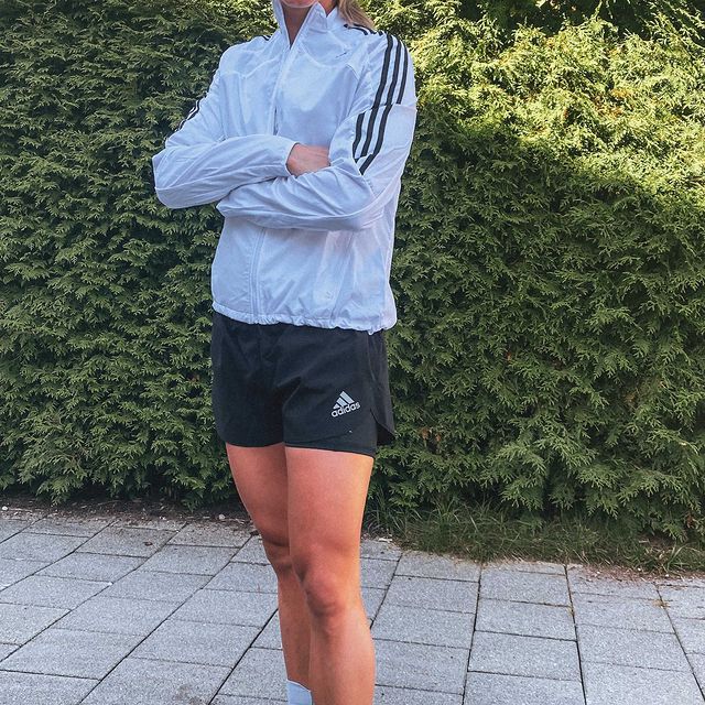 HERRMANN Denise, HI ENERGY!⚡️ Das letzte Training bevor es zu den Deutschen Meisterschaften geht. Ab Freitag wird im Hohenzoller Skistadion am Arber scharf geschossen. 🔫 Ich freue mich drauf!
#createdwithadidas #ultraboost 21