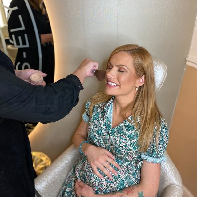 KOUKALOVA Gabriela, #kosmetika #liceni #bebeauty #peceovlasy #starameseosebe #beautifulnails #citimseskvele
Nějak se té naší malé pořád nechce ven, tak jsem se zatím zašla nechat rozmazlit do @institut_orlane_prague 🙏😊. Až vykoukne, snad ocení jak důkladně jsem se na tu velkou událost jejího narození připravila💪😄. Ještě tatínek aby se šel nechat zastřihnout😄. V návaznosti na tuto myšlenku si dovolím mít prosbu na naší paní kadeřnici @verupfeifer 🙏. Kdyby se mému partnerovi náhodou klubala křidélka na zádech, tak je prosím zastřihněte taky, ideálně při každé návštěvě!!👍😂💪Děkuji Vám 🙏❤😄