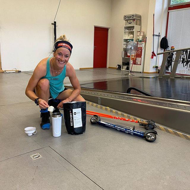 HAMMERSCHMIDT Maren, Erst schwitzen und dann so schnell es geht wieder regenerieren. 🔜🔋Dank dem Recovery 8 von @ministryofnutrition.de bin ich perfekt versorgt und die nächste Einheit kann kommen. 💪🏃♀️
Wenn ihr auch in den Trainingseinheiten gut versorgt sein wollt, sichert euch jetzt das komplette „Training Bundle“.
👉 Mit dem Code 492JQE bekommt ihr 20% auf das „Training Bundle 3 in 1“❗️
(Einlösbar bis 30.9. auf ministry-of-nutrition.de) #anzeige #bestregeneration #trainhard #vegan #ministryofnutrition